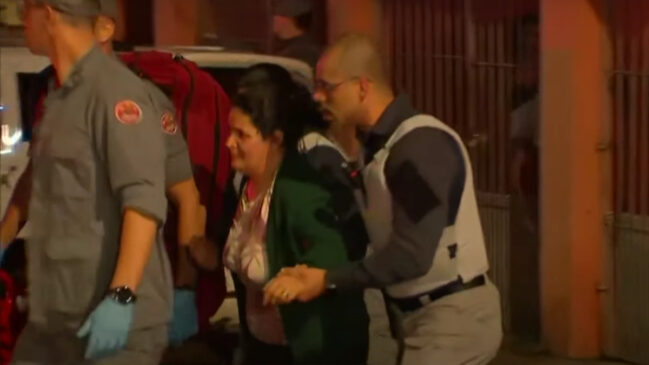 Mulher foi atendida pelo Corpo de Bombeiros e encaminhada para um hospital da região para receber atendimento médico e psicológico