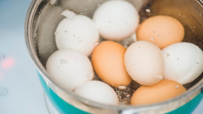 Colocar vinagre para cozinhas ovos facilita na hora de descascá-los