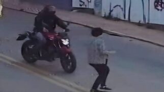 Mulher andava pela calçada, quando parou, olhou para os dois lados e iniciou a travessia