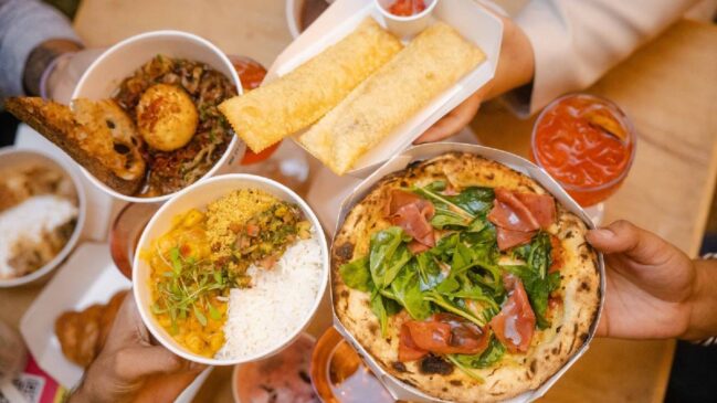 Cada restaurante oferece pelo menos quatro pratos em porções