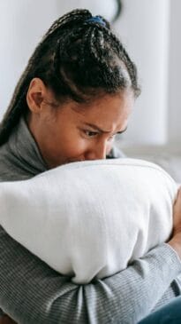Estudo da Unicamp aponta que até a postura na cama interfere; travesseiros ruins e colchões velhos causam desconforto, enquanto ansiedade e depressão perturbam o ciclo natural do sono.