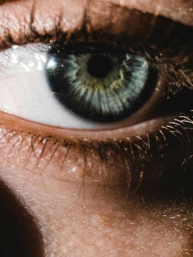 Alzheimer pode ser detectado nos olhos; entenda