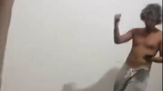 No vídeo, é possível ouvir discussão em que o homem diz para ela bloquear diversos contatos, enquanto a pressiona psicologicamente e a intimida
