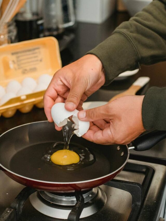Seu ovo sempre gruda na frigideira? Veja o que você está fazendo errado