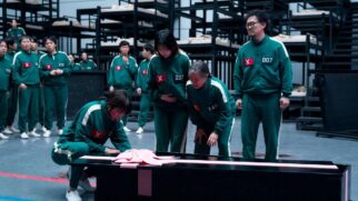 Num futuro próximo não definido, a história de "Round 6" começa acompanhando as trajetórias de 456 competidores desesperado