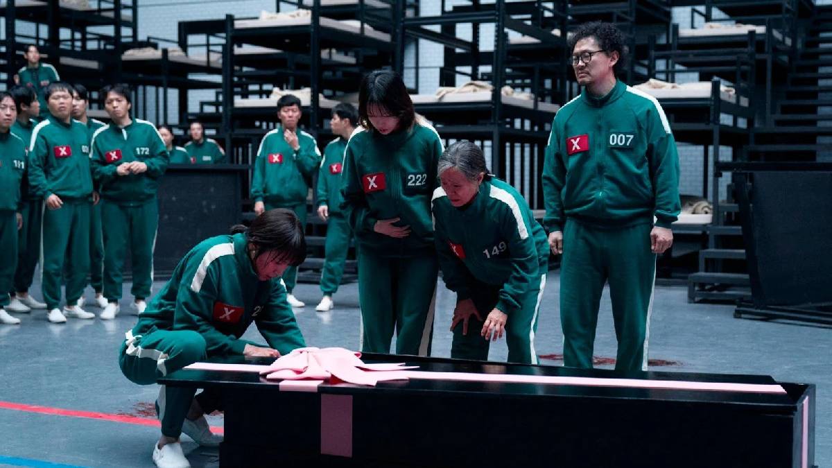 Num futuro próximo não definido, a história de "Round 6" começa acompanhando as trajetórias de 456 competidores desesperado