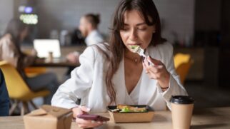 Colocar os cotovelos na mesa durante uma refeição vai contra as regras de etiqueta tradicionais