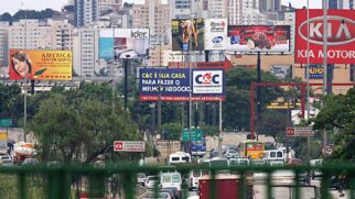 Das esquinas de bairro aos grandes cruzamentos. Na imagem é possível ver a marginal pinheros