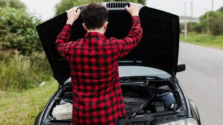 Antes de comprar um carro usado, é preciso analisá-lo por completo