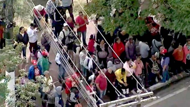 Manifestantes em frente à Prefeitura de Itapecerica da Serra, na Grande São Paulo