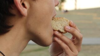 Café da manhã, almoço e janta podem acabar substituídos por um novo hábito, chamado de 'snackificação'