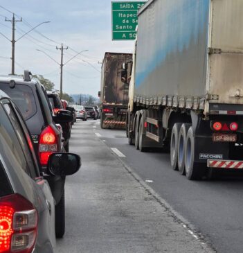 Rodovia Régis Bittencourt travada na tarde deste domingo (22/6) após feriado