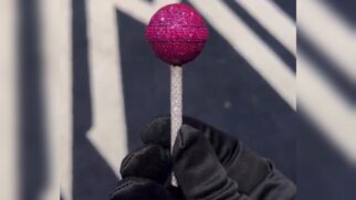 Em tradução literal, o 'pirulito de morango e diamante' foi feito pelo joalheiro das estrelas Alex Moss