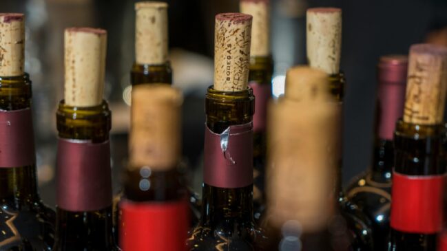Ao frequentar um restaurante e pedir um vinho, é comum que o garçom apresente a rolha do produto após abrir a garrafa