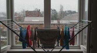 Nunca mais sofra com roupas molhadas e cheiro de mofo! Uma técnica simples e econômica com ventilador resolve o problema