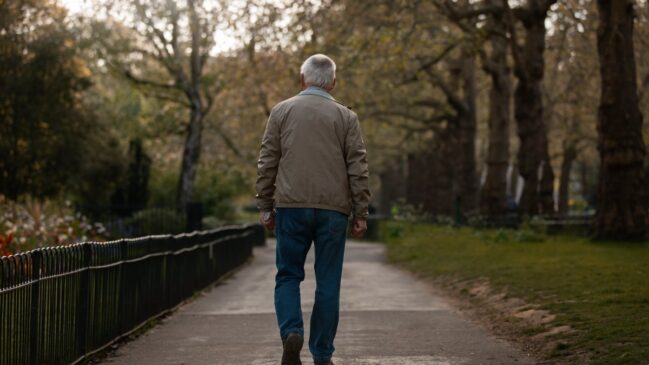 Lentidão no caminhar pode indicar uma série de perigos para a saúde corporal e cerebral
