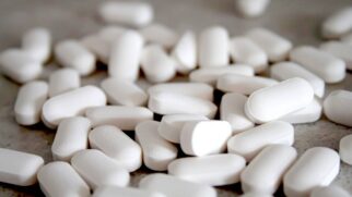 Em caso de identificação de medicamentos com suspeita de falsificação é necessário contatar as empresas detentoras do registro desses produtos