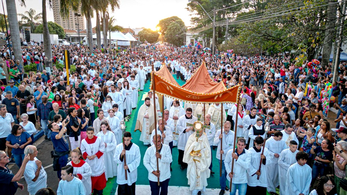 Tapetes são montados no centro de Matão, que faz o evento há 77 anos