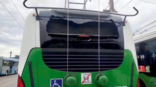 Vandalismo atinge frota municipal e força recolhimento de ônibus às garagens