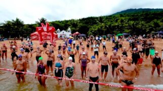 Competição ocorre na Praia Martim de Sá e deve reunir cerca de 650 nadadores de 65 cidades