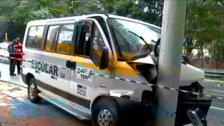 Segundo informações do Corpo de Bombeiros, o veículo colidiu com um poste na rua Coronel Meireles
