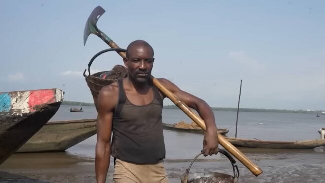 Na Índia, trabalhadores podem ganhar até quatro vezes o salário médio do país por uma carga de areia
