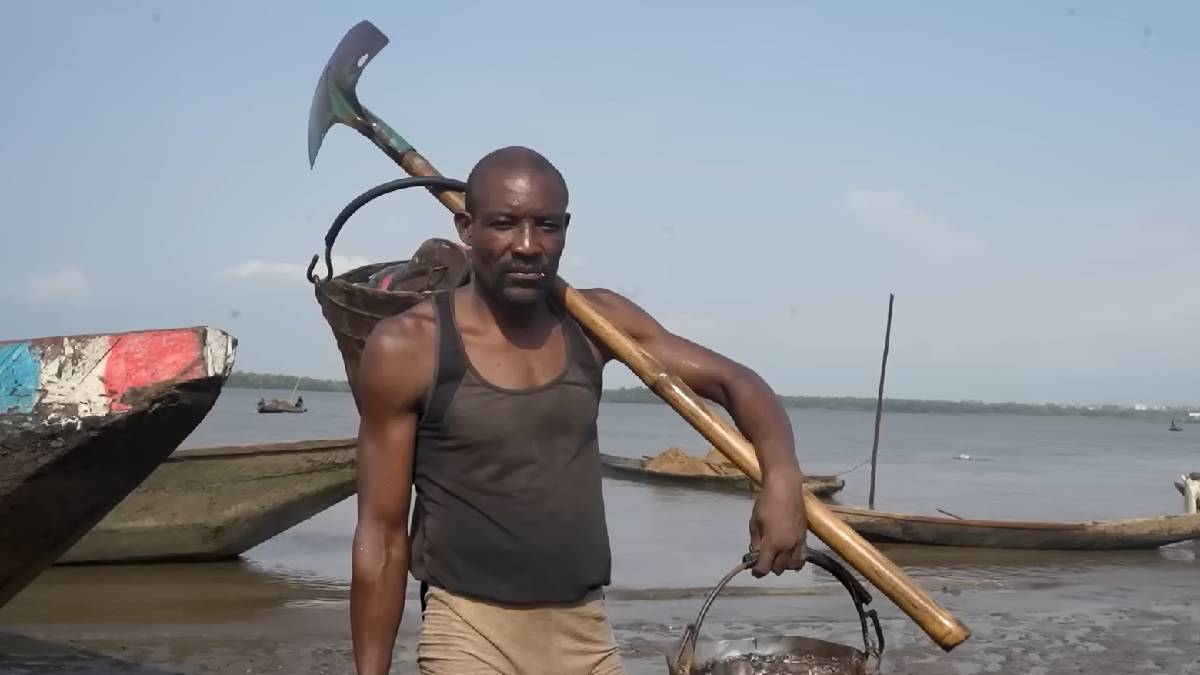 Na Índia, trabalhadores podem ganhar até quatro vezes o salário médio do país por uma carga de areia
