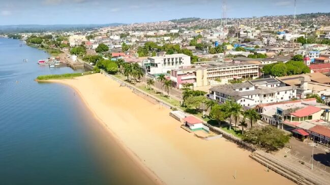A usina de Belo Monte desvia grande parte do fluxo natural do rio Xingu para um reservatório que alimenta a usina principal