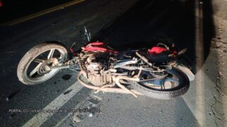 Motocicleta trafegava na via quando invadiu a pista contrária e colidiu frontalmente com a carreta