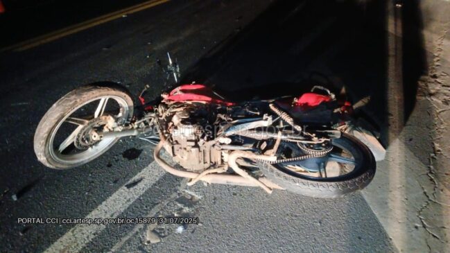 Motocicleta trafegava na via quando invadiu a pista contrária e colidiu frontalmente com a carreta