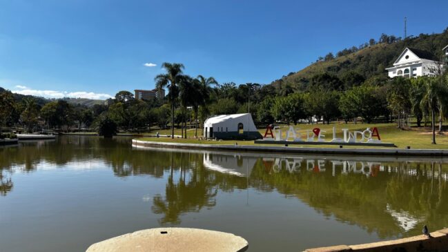 Parte do Circuito das Águas Paulista e vizinha de Minas Gerais, a cidade combina o charme do interior com estrutura de cidade turística, sendo ideal tanto para quem busca relaxamento quanto para os que preferem atividades ao ar livre.