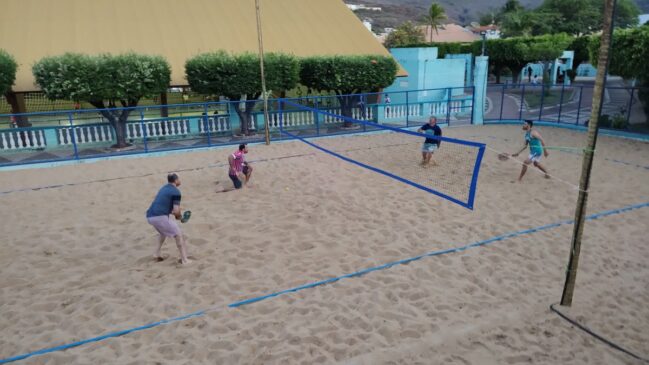 Beach Tennis é um dos esportes que vem se destacando por oferecer grandes benefícios para o corpo humano