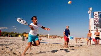 Beach Tennis é um dos esportes que vem se destacando por oferecer grandes benefícios para o corpo humano