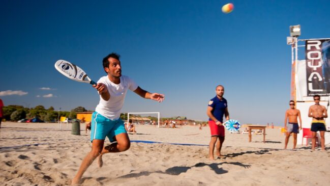 Beach Tennis é um dos esportes que vem se destacando por oferecer grandes benefícios para o corpo humano
