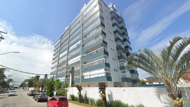 Imóvel oferece área privativa de 99 m², área comum de 28 m² e duas vagas no estacionamento