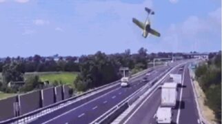 Carros circulam em ambos os sentidos quando um avião cai verticalmente e atinge a rodovia