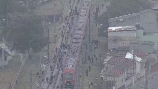 Passageiros precisaram caminhar sobre os trilhos