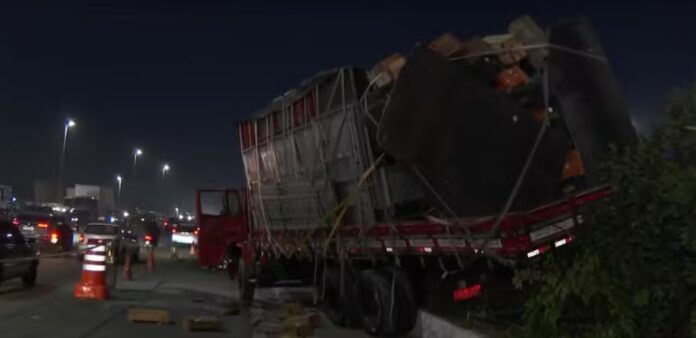 Caminhão pega fogo perto da Ponte da Aricanduva e, ao tentar fugir, auxiliar do motorista é atropelado e morre