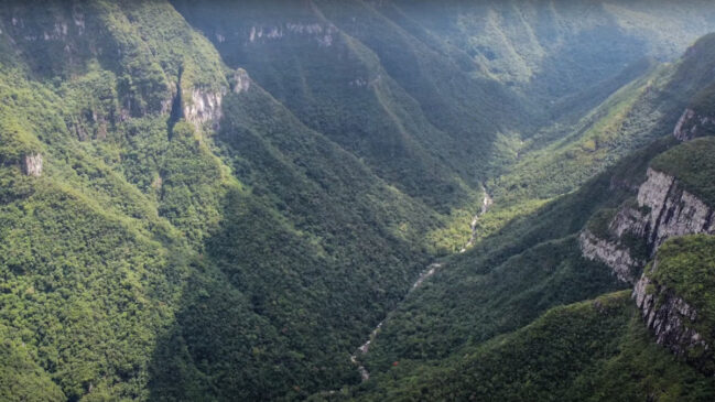 Entre nuvens e paredões imponentes, o Cânion Fortaleza revela a grandiosidade da natureza no extremo sul do Brasil.
