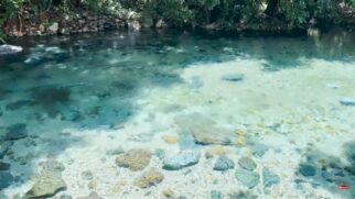 Água azul turquesa encanta visitantes