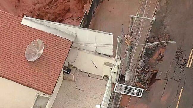 Ruptura da rede aconteceu por volta das 5h na rua Chico de Paula