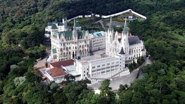 Essa basílica foi erguida recentemente e poucos conhecem sua imponência