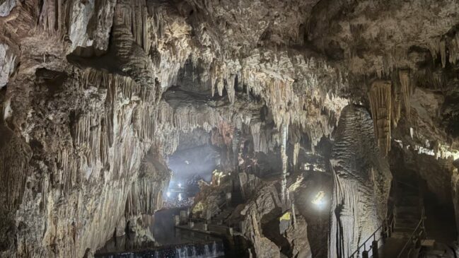A Caverna do Diabo é um tesouro escondido em São Paulo que merece ser explorado.