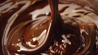 O chocolate é um alimento altamente calórico, composto por açúcar, gorduras (principalmente saturadas) e, em menor proporção, cacau