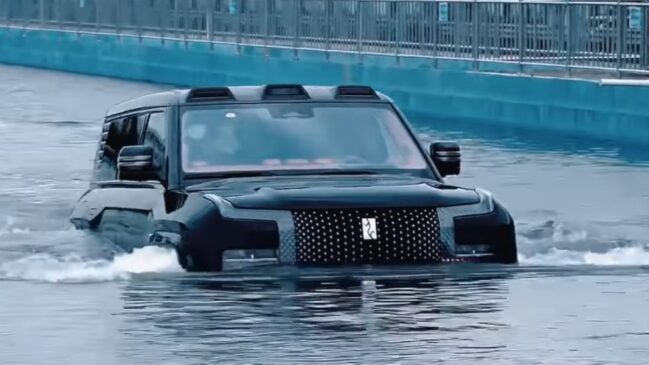 O carro flutua enquanto segue seco por dentro.