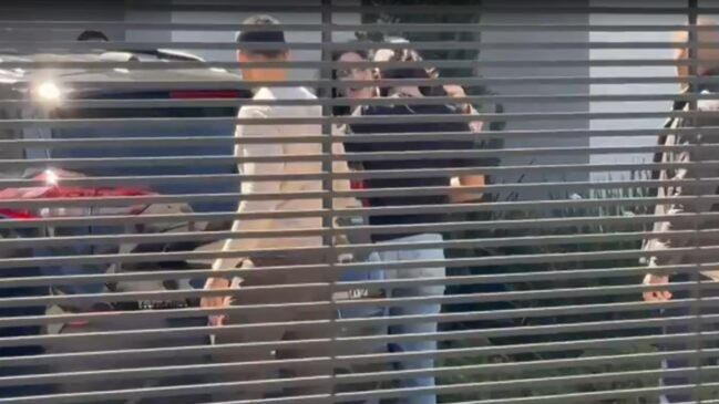Momento em que Damares Alves chega na casa de Michelle Bolsonaro