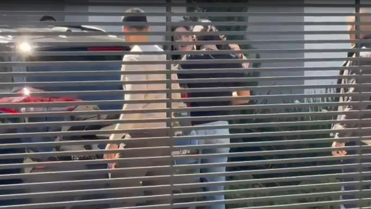 Momento em que Damares Alves chega na casa de Michelle Bolsonaro