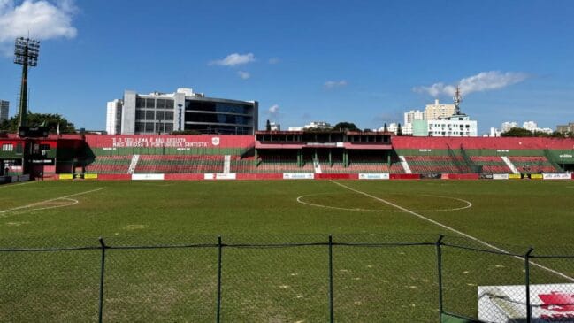 A casa da "Briosa" fica próximo ao centro de Santos, com fácil acesso pelo Túnel Rubens Ferreira Martins e tendo a Santa Casa como referência.