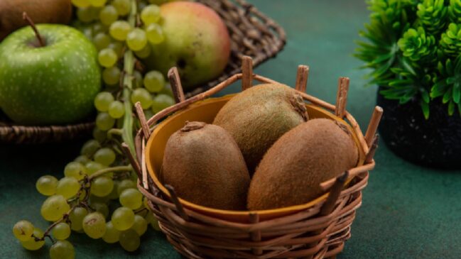 Fruta cítrica bem comum no Brasil, o kiwi é consumido principalmente misturado de outras frutas quando o objetivo é chegar a um sabor mais azedo