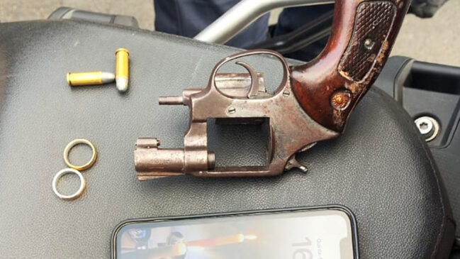 Motocicleta, a arma, o celular e as alianças foram apreendidos pelos agentes em Taboão da Serra, na Grande São Paulo